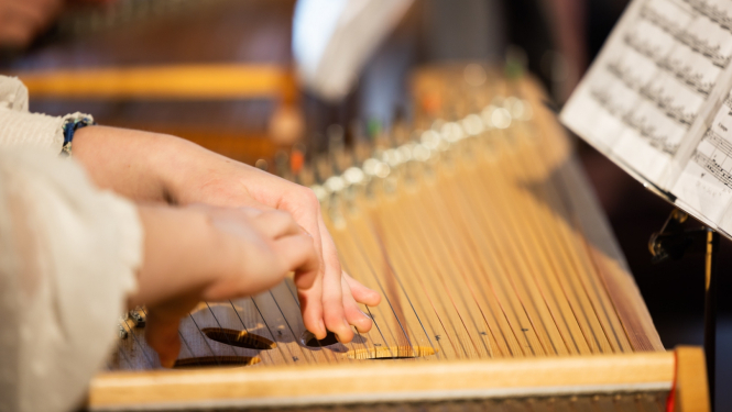 Kokles spēles audzēkne, foto no LNKC arhīva