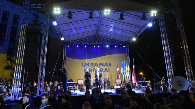 Koncerta skatuve ar mūziķiem