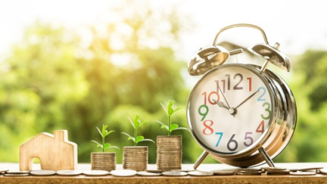 Attēls ar pulksteni un naudas čupām, kurām blakus ir mazs mājas modelis