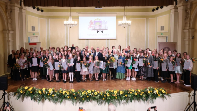 Kultūras ministrijas apbalvojuma un Cimzes balvas saņēmēji pēc ceremonijas