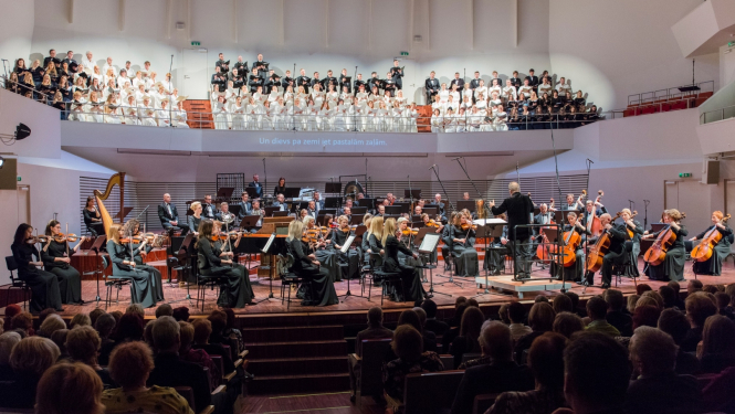 Liepājas Simfoniskais orķestris un Valsts akadēmiskais koris “Latvija” diriģenta Māra Sirmā vadībā koncertzālē “Lielais dzintars”, foto: Jānis Vecbrālis