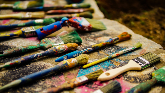 Otas ar krāsām uz galda