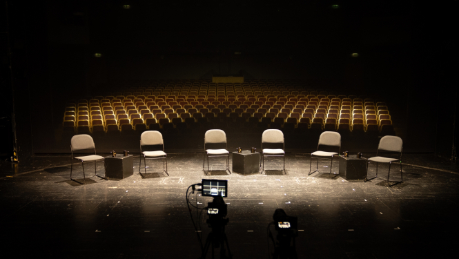 Krēsli uz skatuves, foto: Jaroslavs Kaščejevs