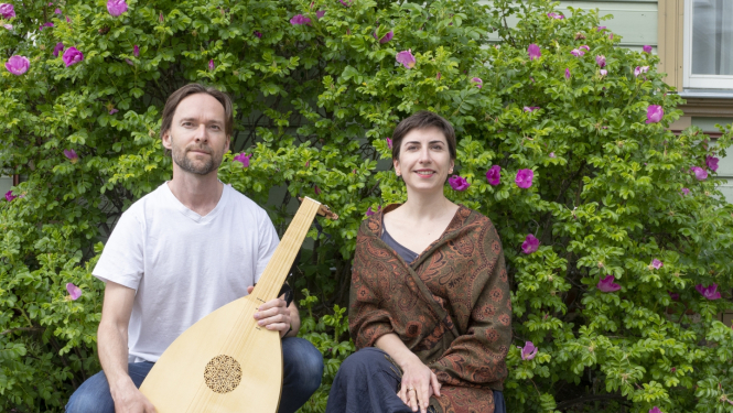 Divi mūziķi dārzā