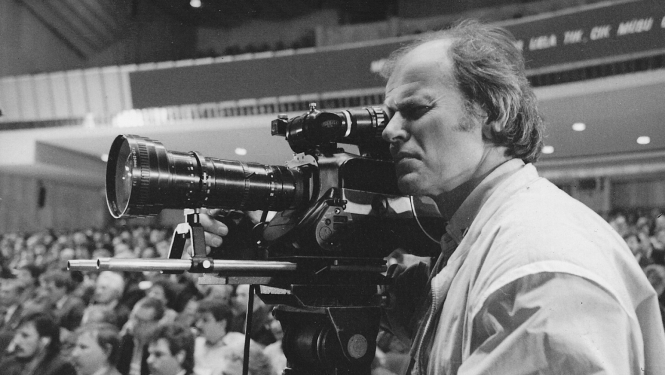 Operators Kalvis Zalcmanis ar kino kameru