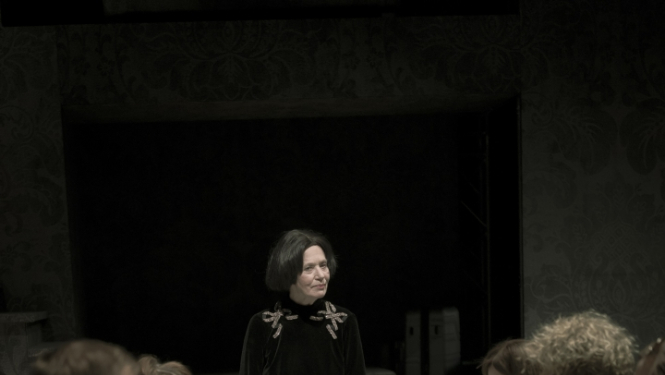 Skats no Valmieras Drāmas teātra izrādes "Osedžas zeme"