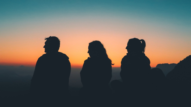 Trīs cilvēki dabā