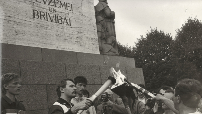 Olimpiskā diena Rīgā. Lāpu tur olimpiskais čempions Jānis Ķipurs. 