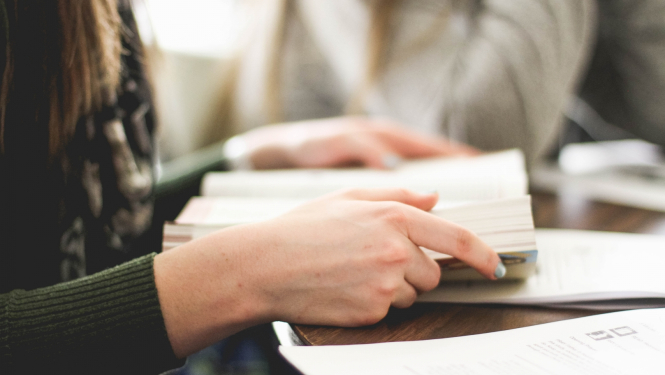 Cilvēks lasa grāmatu