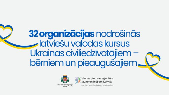 Teksts uz gaiša fona ar Ukrainas karoga lentes elementiem: 32 organizācijas nodrošinās latviešu valodas kursus Ukrainas civiliedzīvotājiem – bērniem un pieaugušajiem