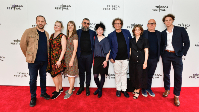 Divu Latvijas filmu komandas Traibekas festivālā (no kreisās) - Roberts Vinovskis un Liene Ančupāne no studijas "Lokomotīve", Signe Baumane, Viesturs Kairišs, Ieva Jurjāne, Traibekas festivāla mākslinieciskais vadītājs Frederiks Boijers, Inese Boka-Grūbe, Gints Grūbe, Kārlis Arnolds Avots.