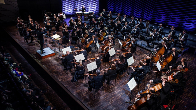 Simfoniskais orķestris uz skatuves