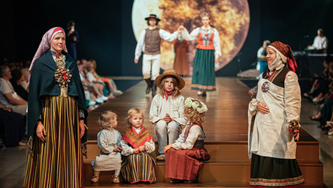 Latviešu tautastērpu skate “Mēnesnīcā”, foto: Mikus Kļaviņš