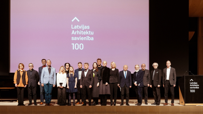 Cilvēku grupa uz skatuves