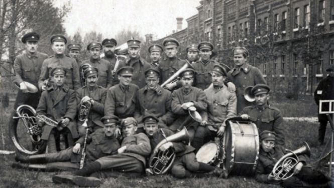 Latvijas armijas pirmais kara orķestris un tā vadītājs virsleitnants Pauls Strunge