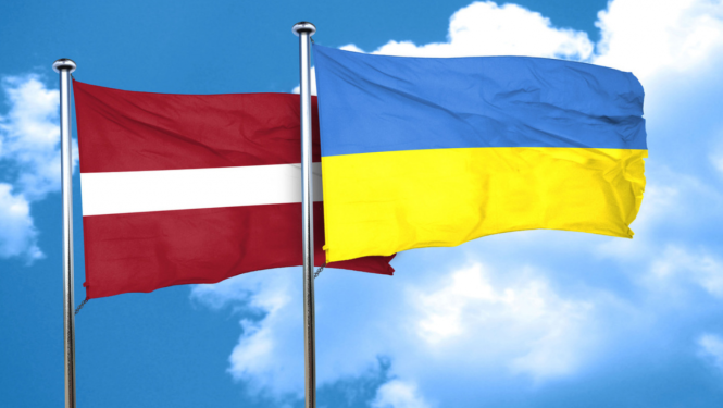 Latvijas un Ukrainas karogi
