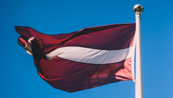 Plīvojošs Latvijas karogs