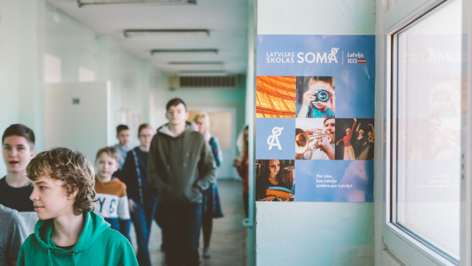 Skolēni skolas gaitenī