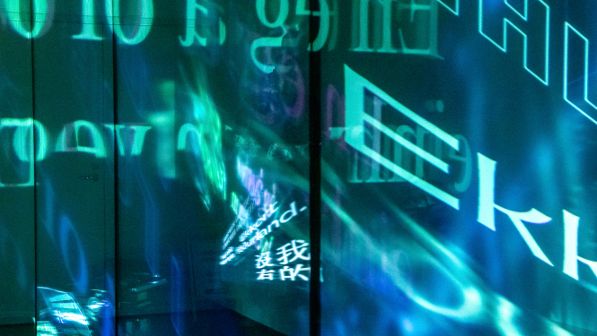 Dekoratīvs krāsu plūdums zilos un zaļos toņos, izklaidus burti E, k, H u.c