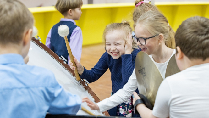 Bērni pie mūzikas instrumentiem, foto: Jānis Vecbrālis