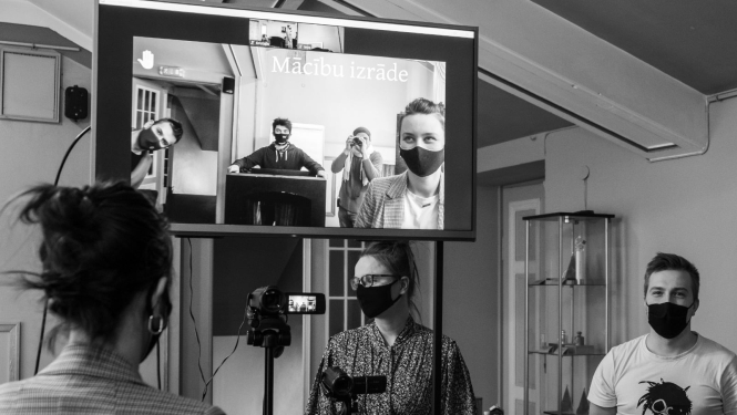 Publicitātes foto no Liepājas teātra mācībizrādes “Kā top izrāde?”