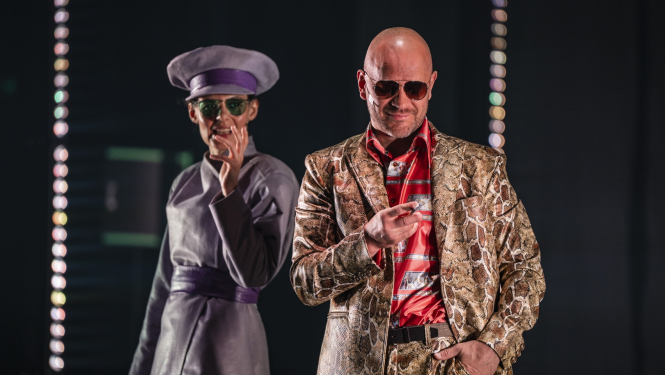 Aktieris un aktrise uz skatuves