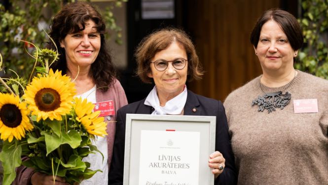 Līvijas Akurāteres balvu amatierteātru jomā saņēma Rēzeknes Tautas teātris un tā režisore Māra Zaļaiskalns
