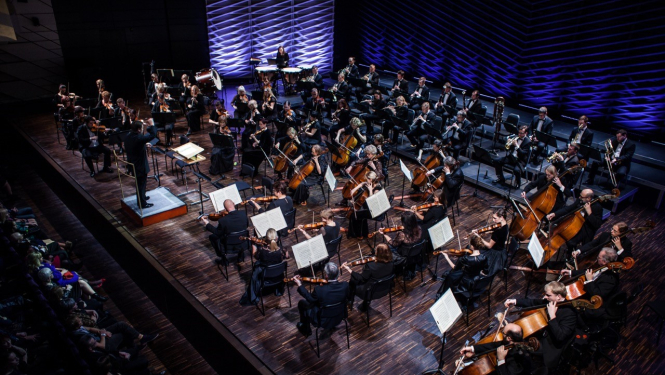 Koncertzāle ar mūziķiem