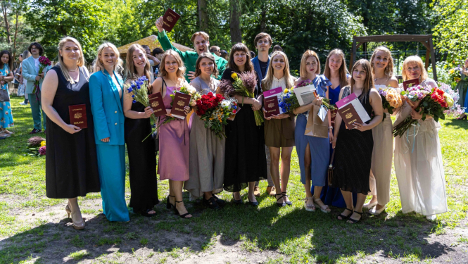 Latvijas Kultūras akadēmijas absolventi studiju programmā “Kultūras un mākslas pārvaldība” (iepriekš – “Kultūras menedžments”)