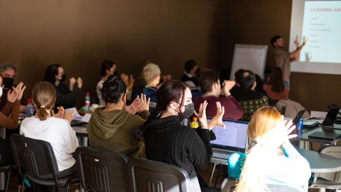 VIzuālais materiāls no lekcijas par aprakstošo subtitru un audio aprakstu izstrādi un izmantošanu