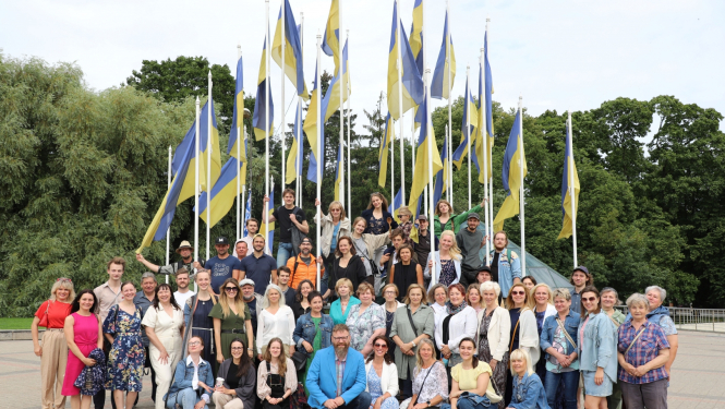 Aktieru kopīgais foto ainavā