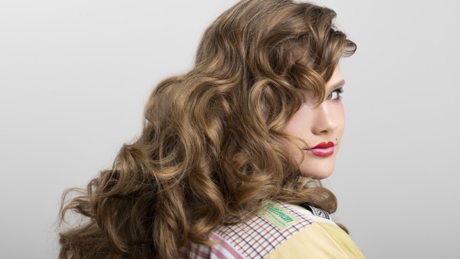 Sieviete dizaina tērpā