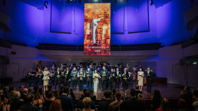 “Lielās mūzikas balvas 2024” laureāti uz Liepājas koncertzāles skatuves, foto: Valters Pelns