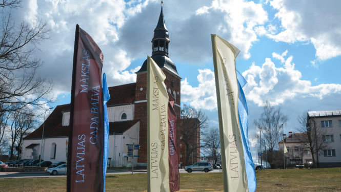 Valmieras baznīcas un Mākslas gada balvas karogi 