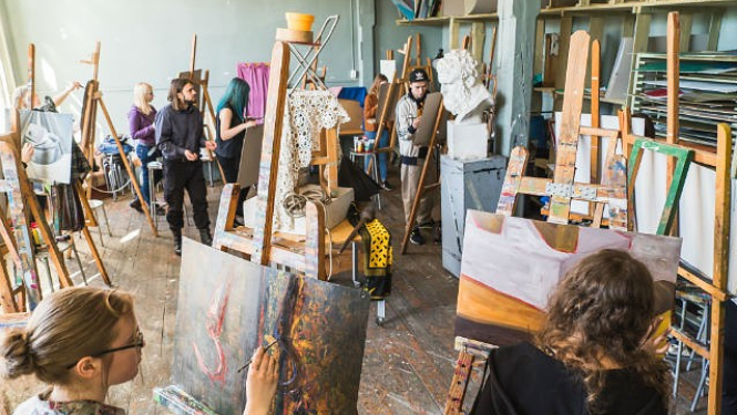 Liepājas Mūzikas, mākslas un dizaina vidusskolas audzēkņi darba procesā