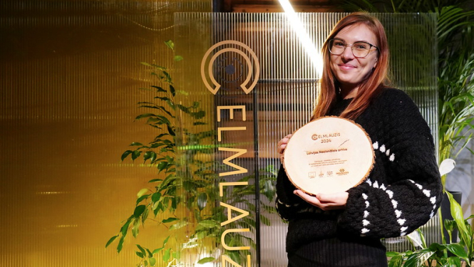 Sieviete uz skatuves ar balvu