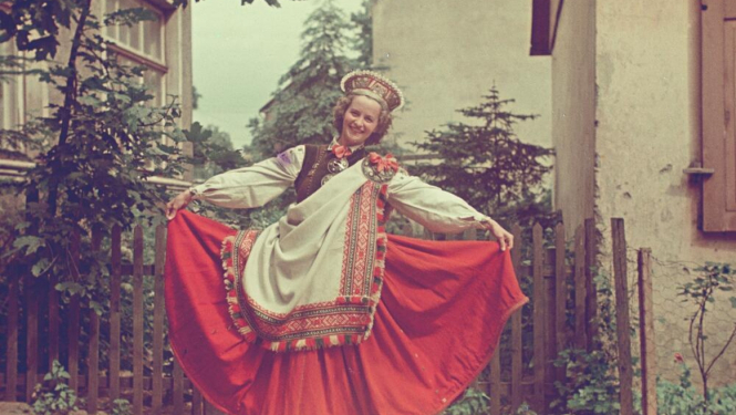 Sieviete tautastērpā