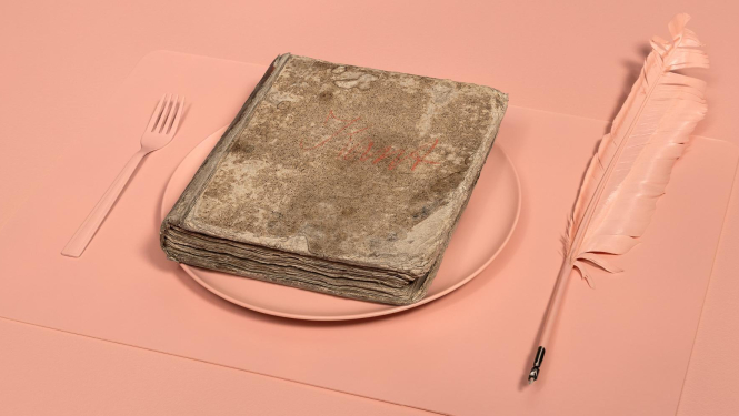 Veca grāmata uz pusdienu šķīvja