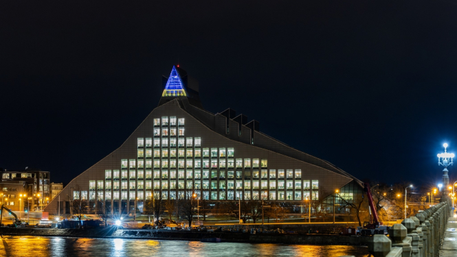 Izgaismota Latvijas Nacionālās bibliotēkas ēka