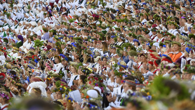Dziesmu un Deju svētku dalībnieki Mežaparka estrādē, foto: LNKC arhīvs.