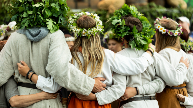 Cilvēku grupa tradicionālo svētku laikā, foto no LNKC arhīva.