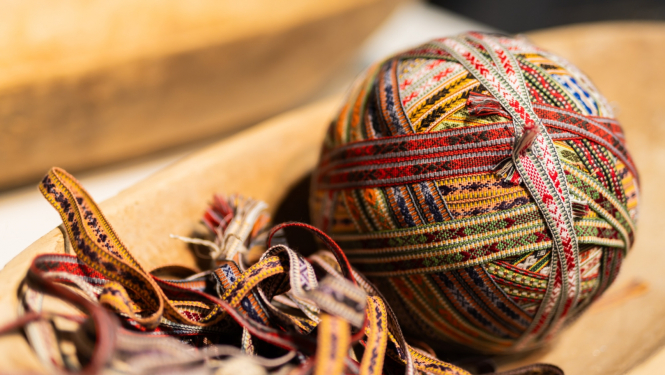 Kamols ar prievīti tautiskā rakstā