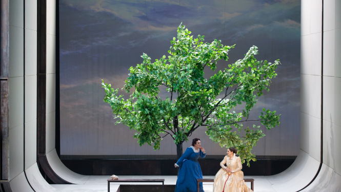 Divas sievietes uz skatuves