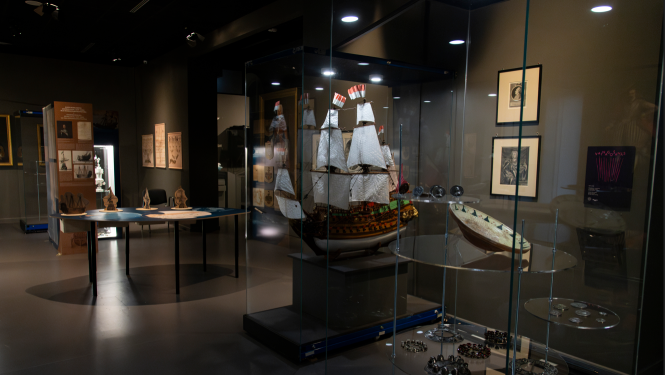 Izstādes eksponāti, kuģu modeļi