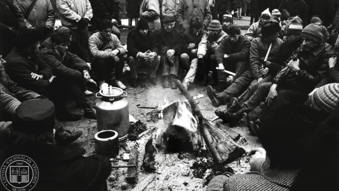Barikāžu aizstāvji pie Latvijas Republikas Augstākās padomes. 1991. gada janvāris. Foto: Leons Balodis.
