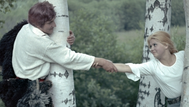 Divi aktieri mežā starp bērziem