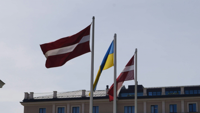 Latvijas un Ukrainas karogi