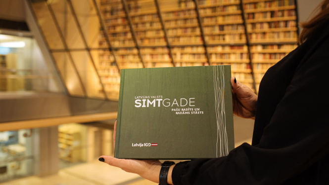 Grāmatas dāvinājums Latvijas Nacionālajai bibliotēkai, foto: Ģirts Raģelis