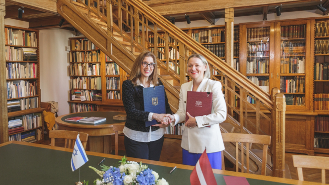 Izraēlas Ārlietu ministrijas Kultūras diplomātijas biroja vadītāja Nurita Tinari un Latvijas Republikas Kultūras ministrijas valsts sekretāres vietniece Zane Vāgnere paraksta starpvaldību sadarbības programmu
