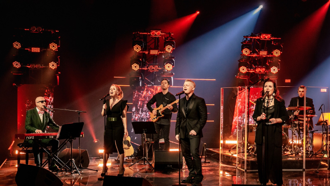 Mūziķu grupa uz skatuves